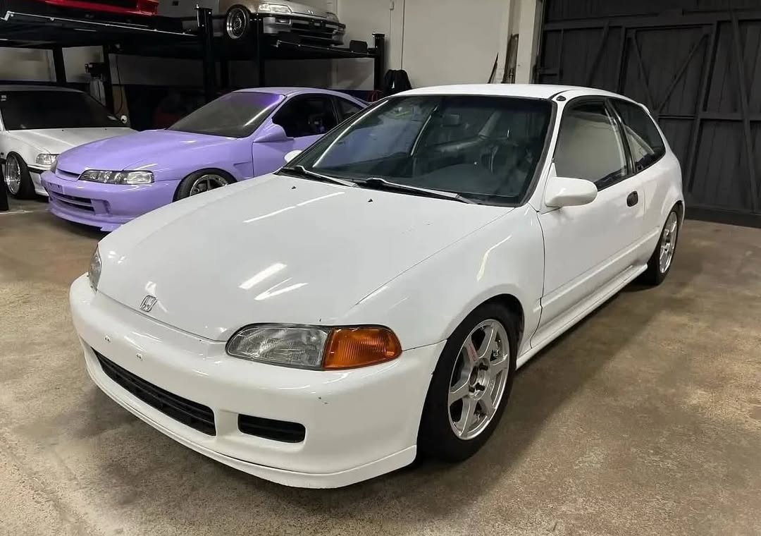 468442686_892667992996467_6329982424809870989_n.jpg 1992 Civic Vx rolling shell. - Image 1