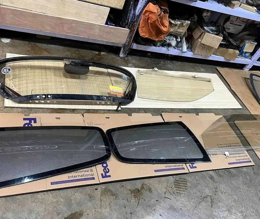 87b01091-a3e2-4e47-9195-7b1280f92ff9.jpeg 92-95 EG HATCH BROWN-GLASS REAR WINDSHIELDS SET - Image 1