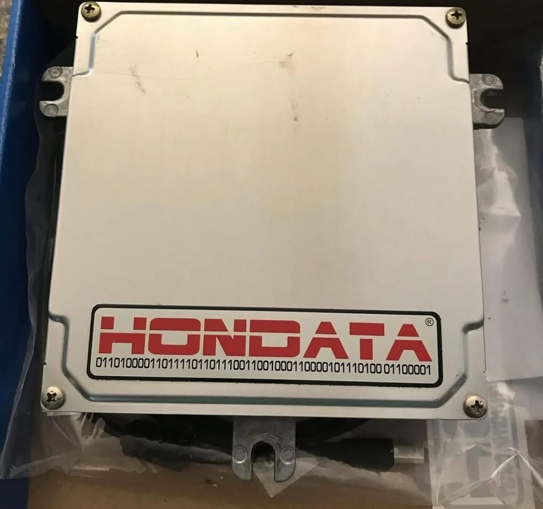 caccd6fa-cf47-4f30-a5f5-aca7483f4904.jpeg P28 ECU socketed with a Hondata - Image 1