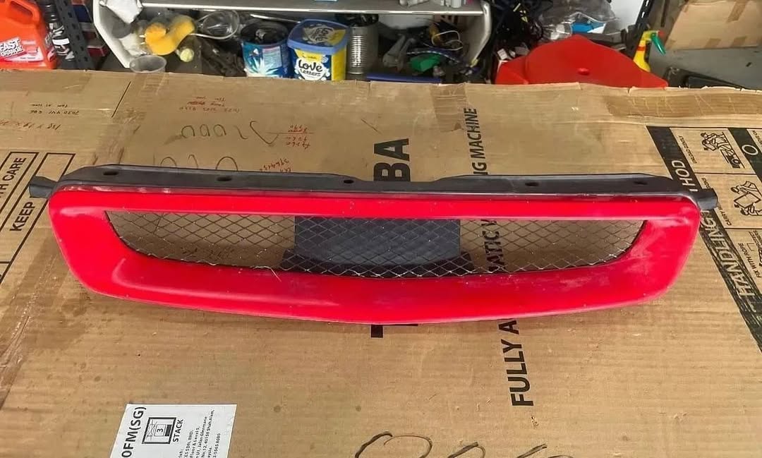 e2c3036a-d27c-428b-8e34-66f347769f6f.jpeg CTR 96/98 grill, Nothing broken, original paint. - Image 1