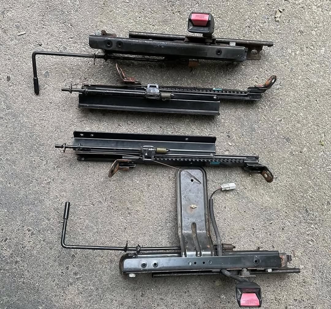 23a0e010-c1c7-4cd3-9b12-c011ac1a9acf.jpeg JDM DC2 SR3 Recaro Seat Rails/ Sliders OEM set in average condition - Image 1