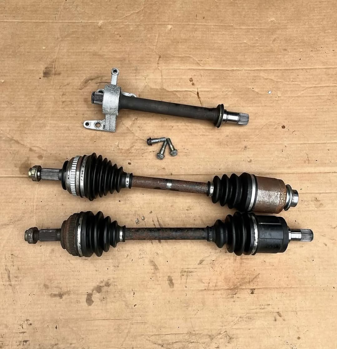 26fe9637-a96d-4a88-9da9-3c6f0c7c3809.jpg TypeS halfshalf with bolts & 32mm axle. - Image 1