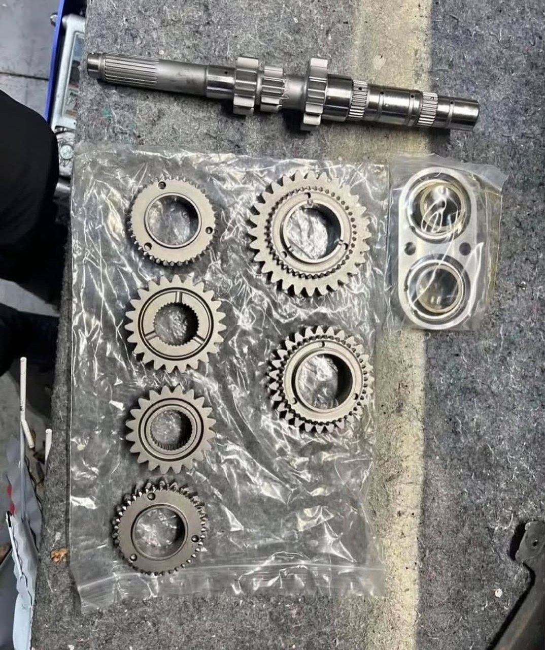 2d24e9d5-e7f6-4e73-bd0d-ea39d91c5918.jpeg Gear X straight cut gears with synchronized engagement for turbo. Gears are rated for 800HP - Image 1