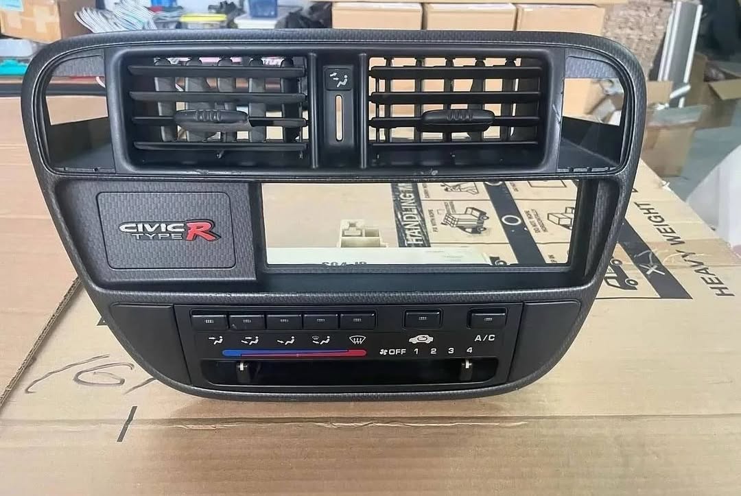 35c794a5-e722-4acb-8294-14957c7845c6.jpeg CTR 96/98 Carbon climate control panel - Image 1