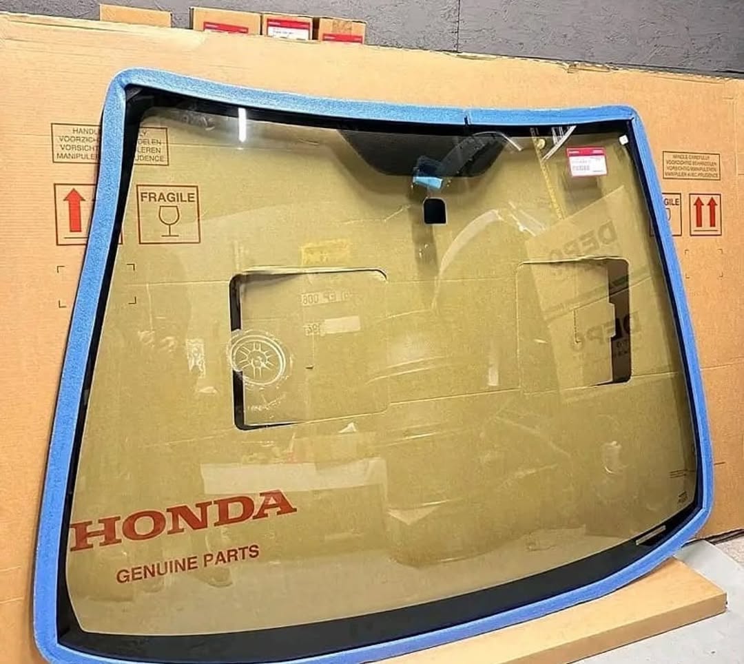 37cd5acb-89db-4732-8842-a8ef3689825e.jpeg Honda civic EP3 original front windshield - Image 1