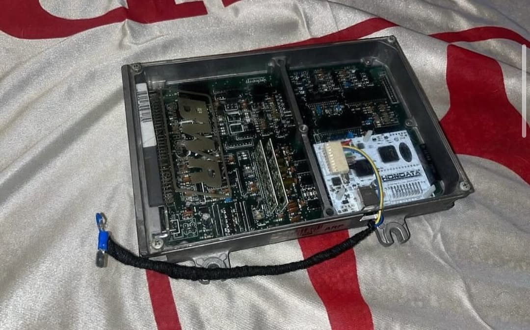 49b12115-c73e-4779-b10b-255669315972.jpeg Hondata S300 with Bluetooth in a Obd1 P28 - Image 1