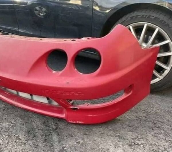 Honda integra type R ukdm front bumper available in good condition.