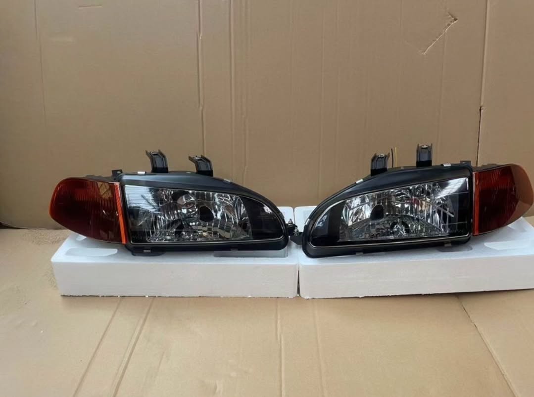 5474433270910414054.jpg Set of Honda civic eg hatchback 1992-1995 front headlights with amber corners brand new - Image 1