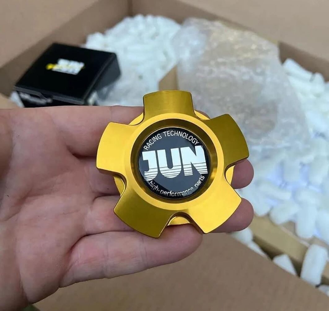 62f504f6-cba2-4de1-8900-b244ca806131.jpeg B16/B18 DOHC VTEC valve cover with tank cover. - Image 1