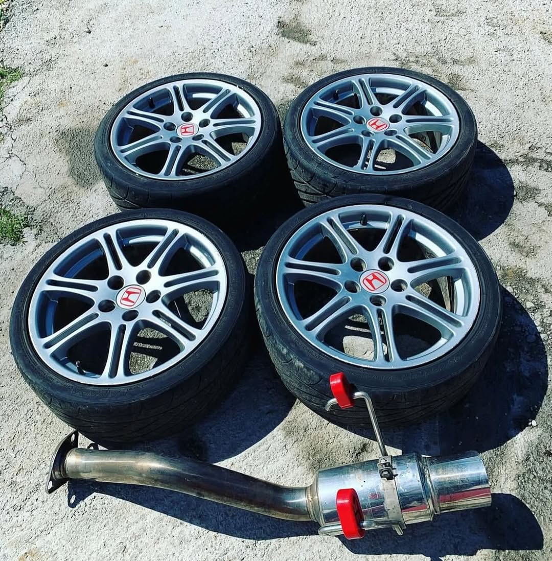 6727b0ae-e98f-443e-ba17-55d7e8ff4fa7.jpg Civic type r ep3 17” 5x114,3 wheels woth Yokohama Parada Spec2 tires - Image 1