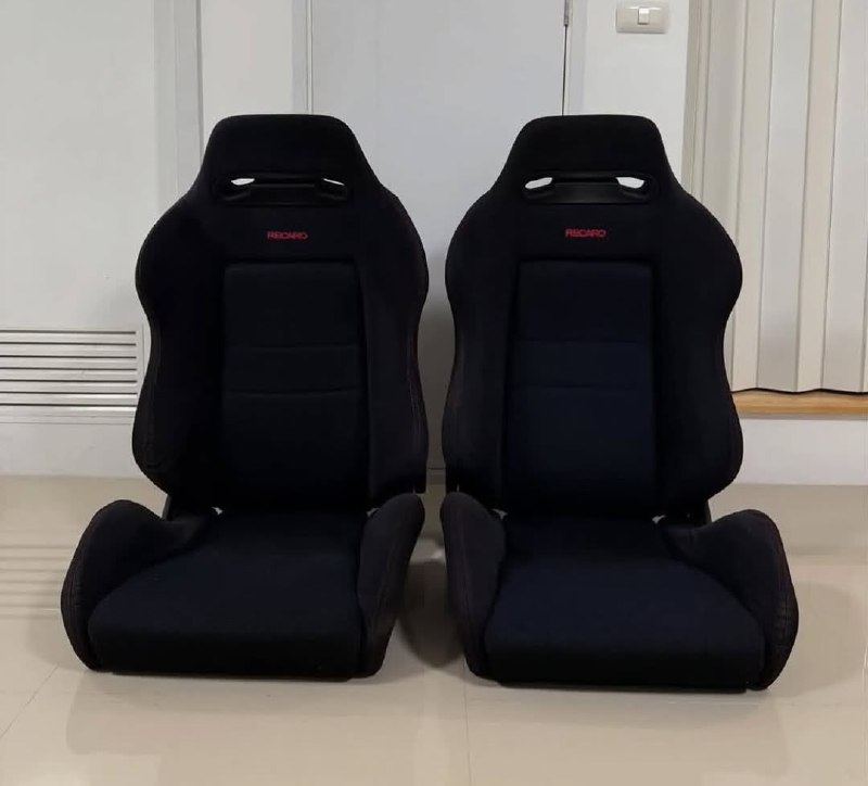 76b42eef-1a2e-45a0-8691-27634352bc4a.jpeg SR3 Type-r Recaro seats. Original Black fabric - Image 1