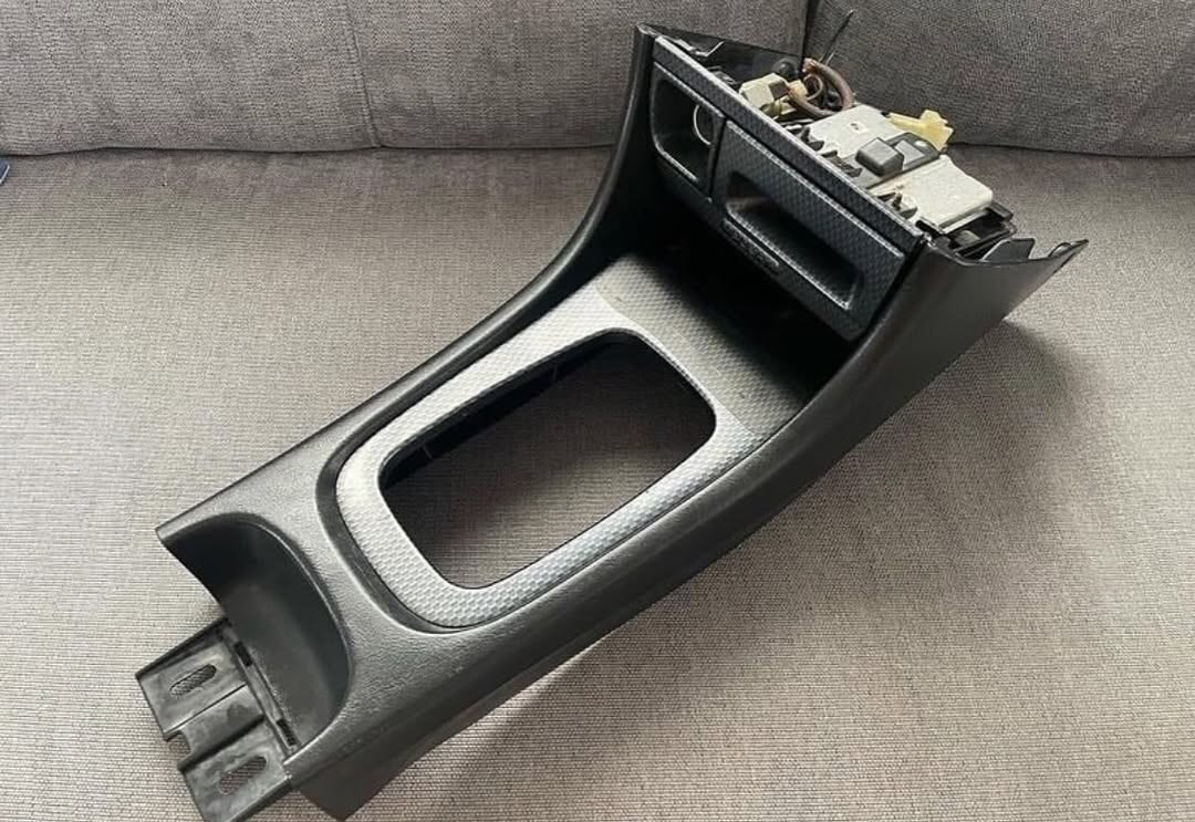 a4f27a17-4640-4d41-be2a-9ed55a6e04d2.jpeg JDM RARE HONDA integra Type R DC2 ITR RHD - JDM 2000 00 spec- CENTER CONSOLE. - Image 1