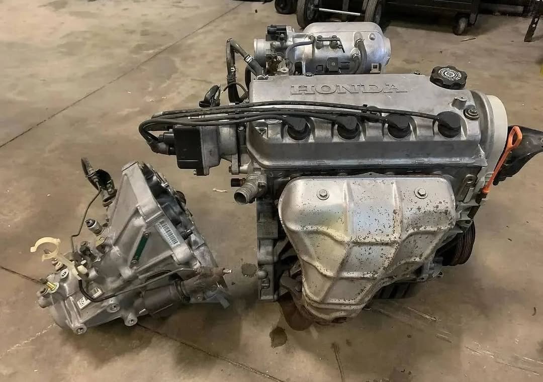 b9028d84-952e-4e0f-88ab-617a8b502afd.jpeg D16Y8 complete engine - Image 1