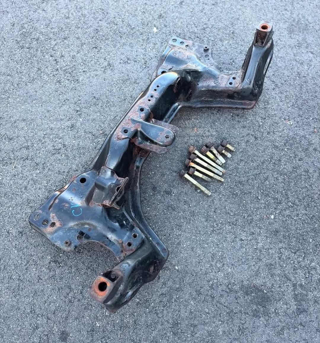 ba9260b1-7377-42a0-8194-0d83df3d2639.jpeg EG/DC subframe, comes with all the bolts - Image 1