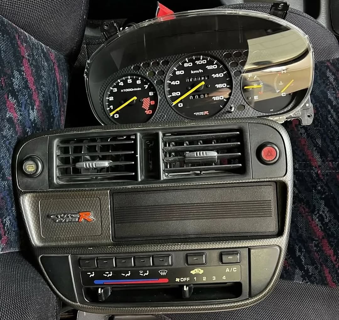 c180081b-8b1b-4ddc-8475-f6786f7195b5.jpg 96-98 Ek9 TypeR climate control. Good condition. - Image 1