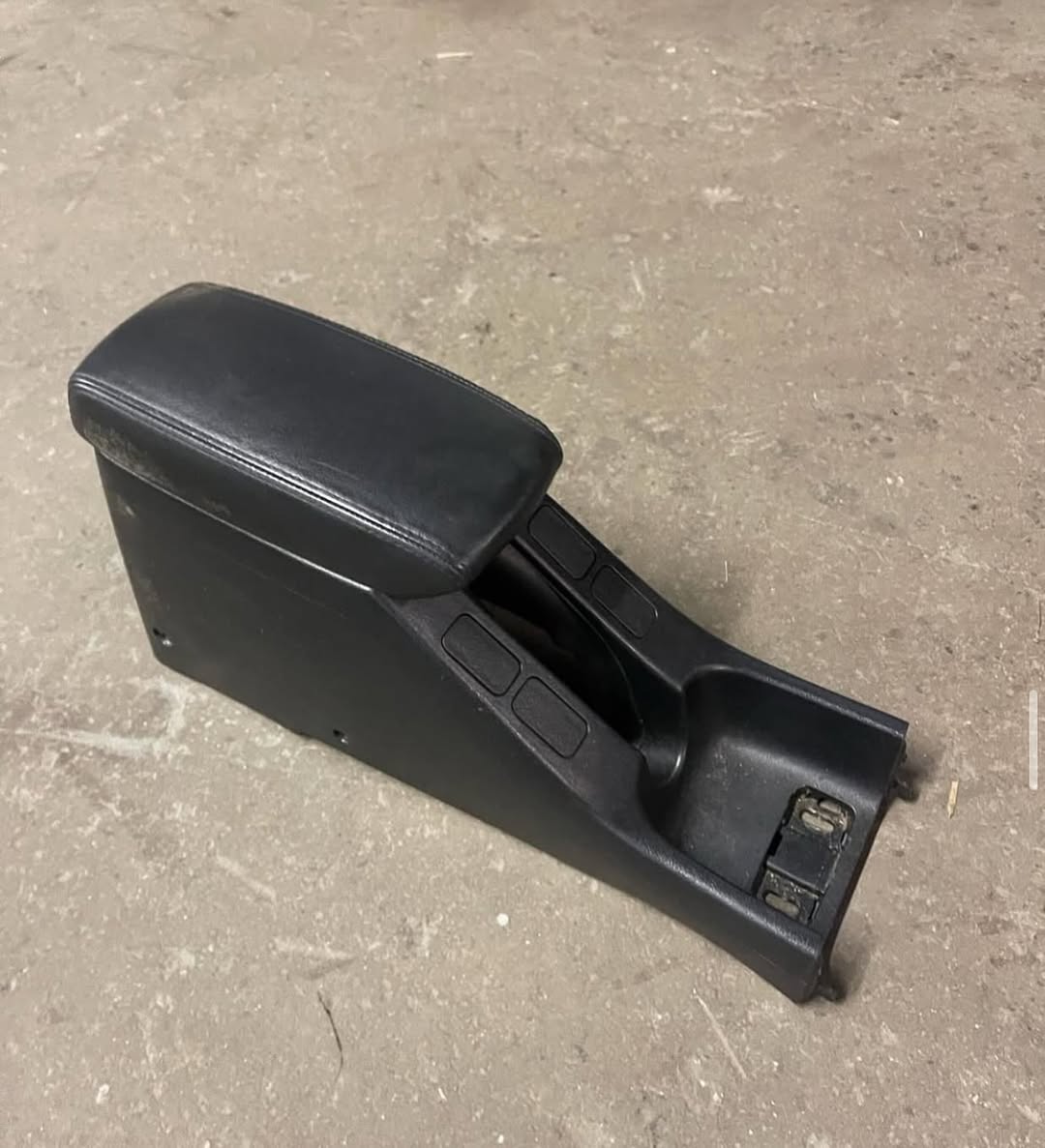 c6e54d0d-62db-48f1-9188-f127171cb639.jpeg 94-01 Acura integra center console & armrest - Image 1