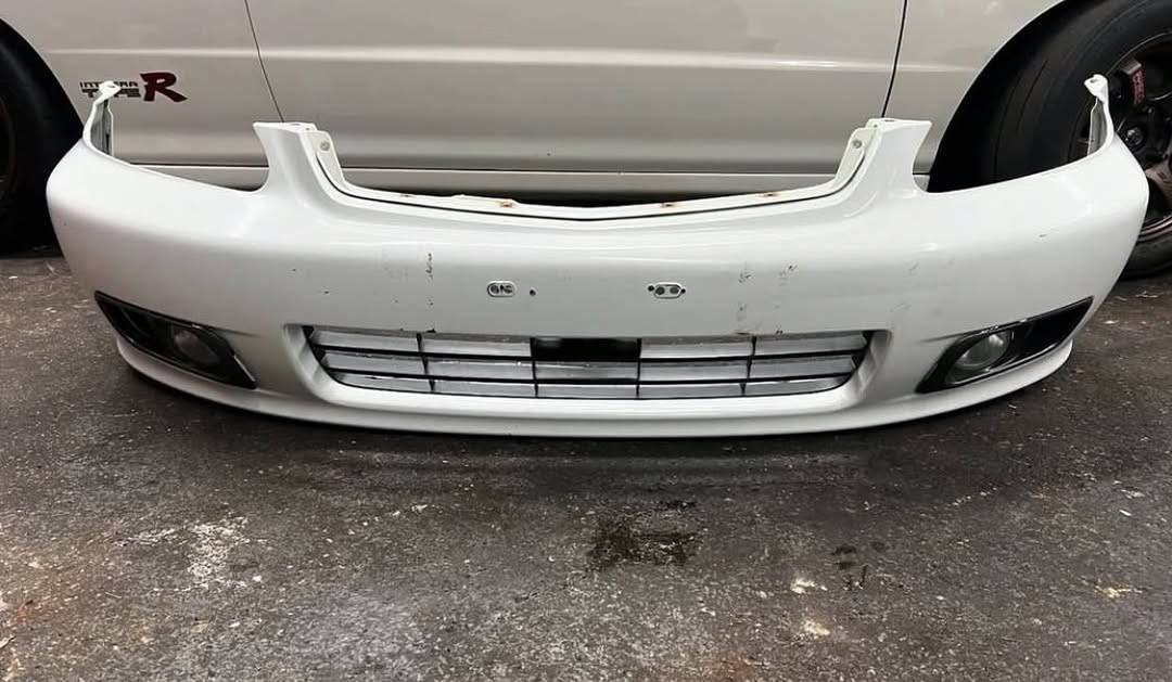 d0db7b79-fb7f-42e4-80e3-bd806989e386.jpeg Oem 99-00 civic front bumper with oem raybrig fog lights - Image 1
