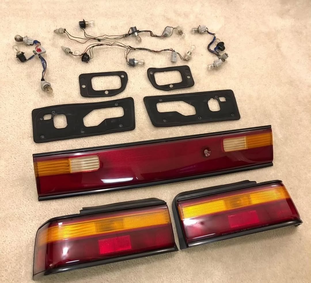 d160724b-5af3-4eef-90bd-de6902e6eee1.jpeg 90-91 Civic Sedan OEM tail light set - Image 1