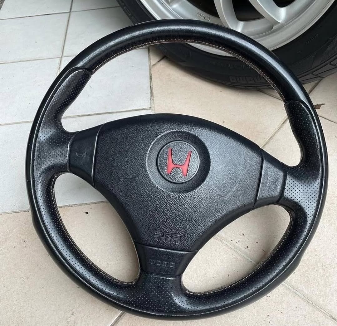 dd4ffff0-c9b1-4124-8f3e-06ca1f9d9929.jpeg Momo SRS Steering Wheel JDM INTEGRA Type R ITR RED stitching DC2 98-00 SPEC. - Image 1