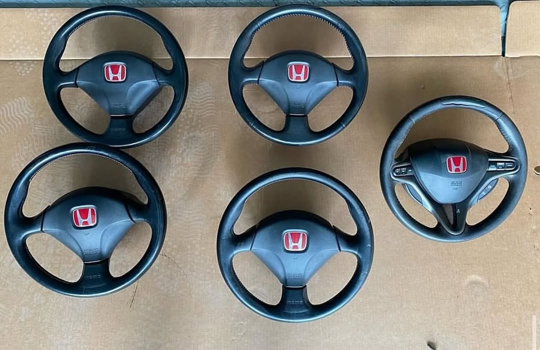 de8eefb8-18a2-462a-a682-f955ffe5574f.jpg Dc5 momo steering wheel in perfect condition - Image 1