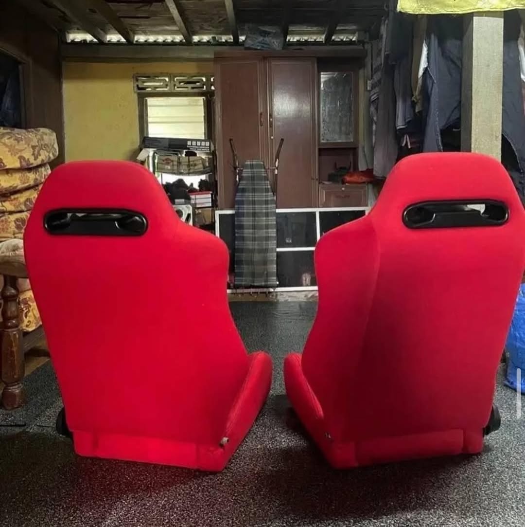 e7d011ee-f36b-485a-bf9b-2325c735235f.jpeg Honda civic Type-R DC5 red recaro seats - Image 1