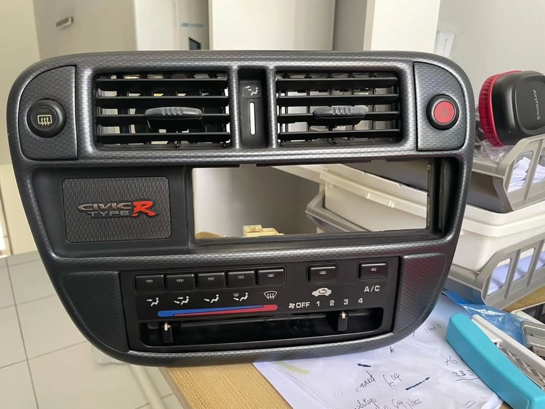 photo_5463128689354074152_y.jpg carbon AC control panel with CTR badge ! - Image 1